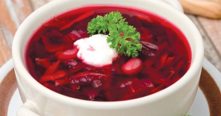Вкусен украински борш: секогаш со интензивно црвена боја