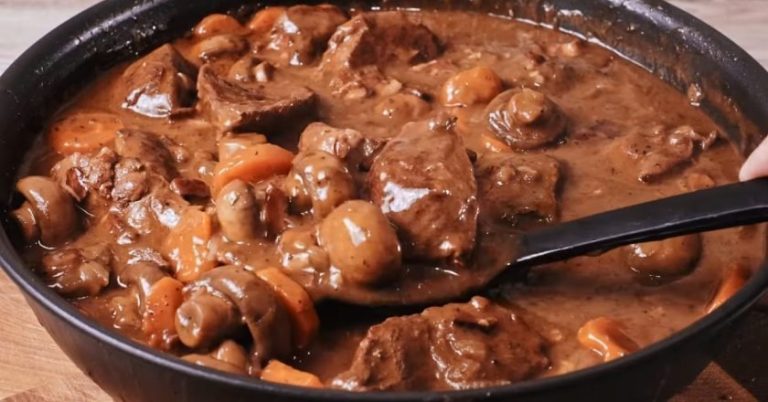Говедско во вино со печурки: неодоливо вкусно