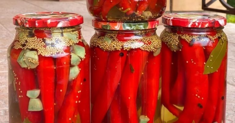 Маринирани лути пиперки во тегли