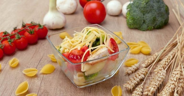 Салата со пилешко и макарони