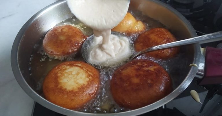 Јаболкови крофни со квасец на тава