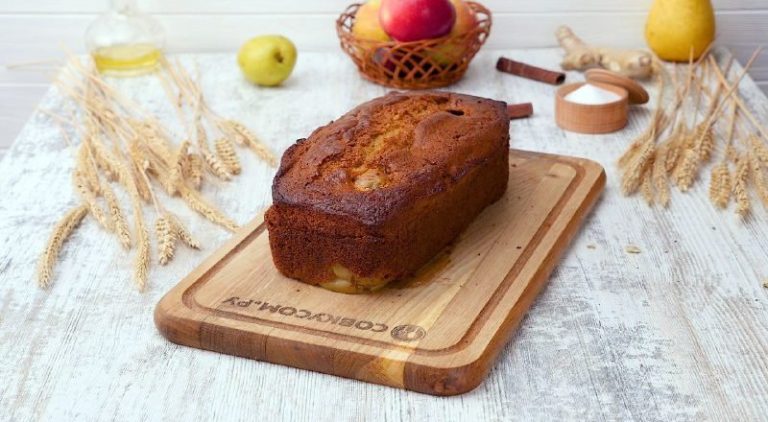 Вкусен колач со ѓумбир и круши