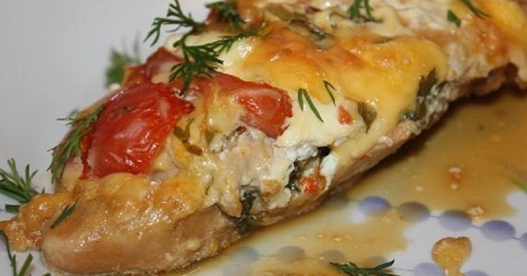 Пилешки филети со домати и кашкавал
