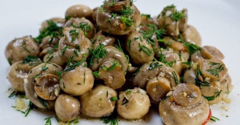 Зачинети маринирани печурки со лук